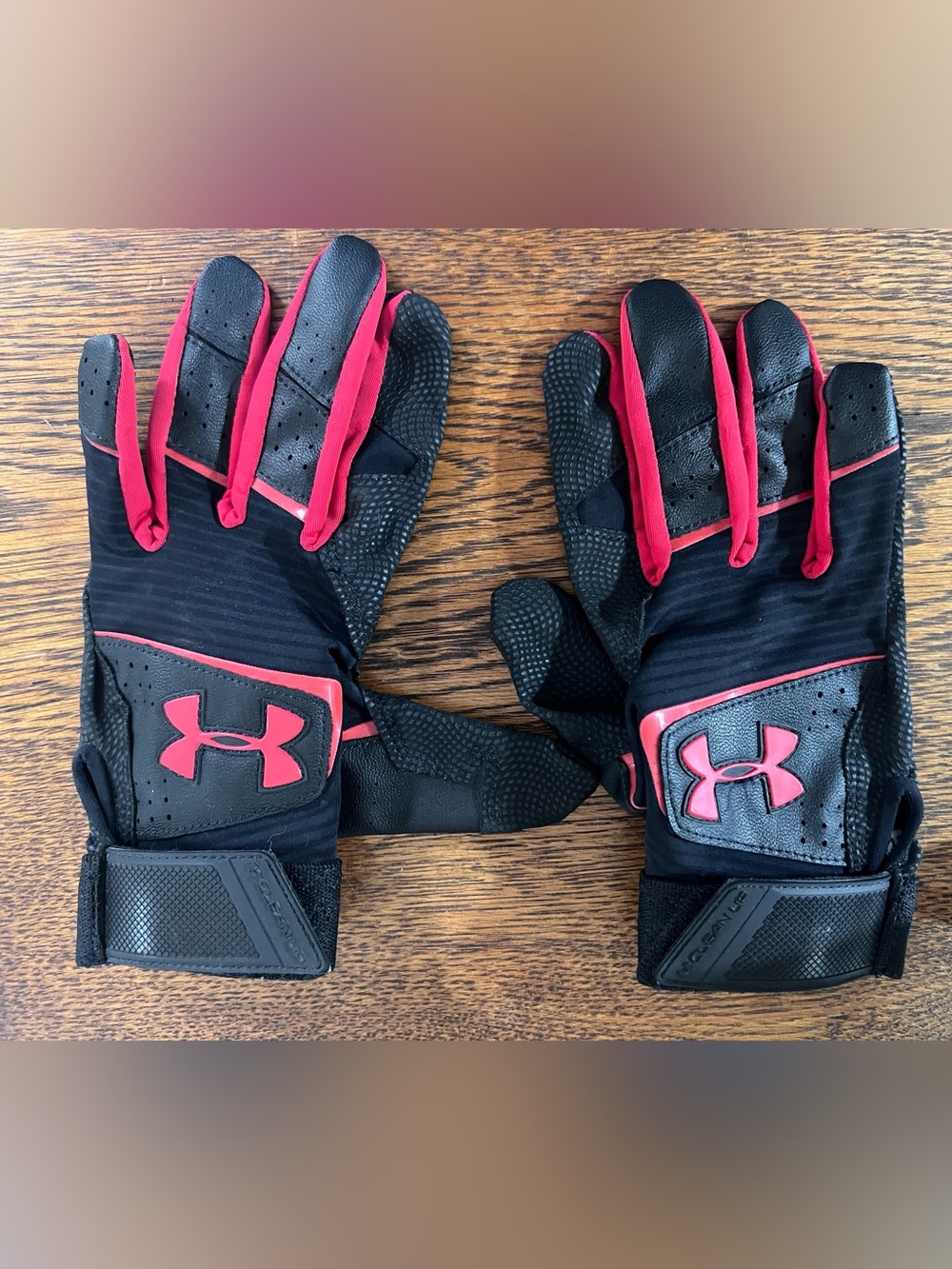Under Armour Black and Red Performance Gloves cleanup youth size small
